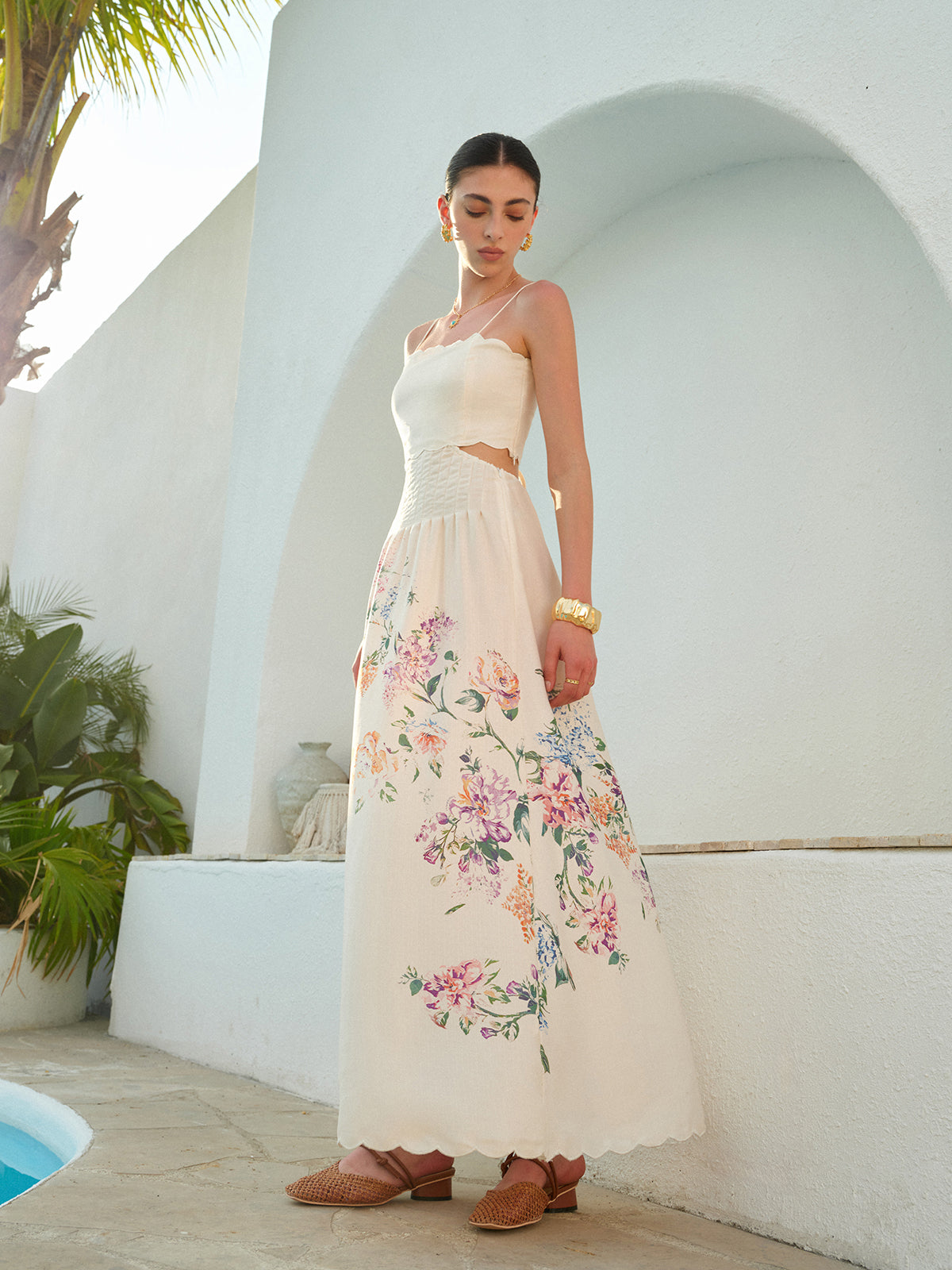 zomerse maxi jurk met bloemenprint en open rug
