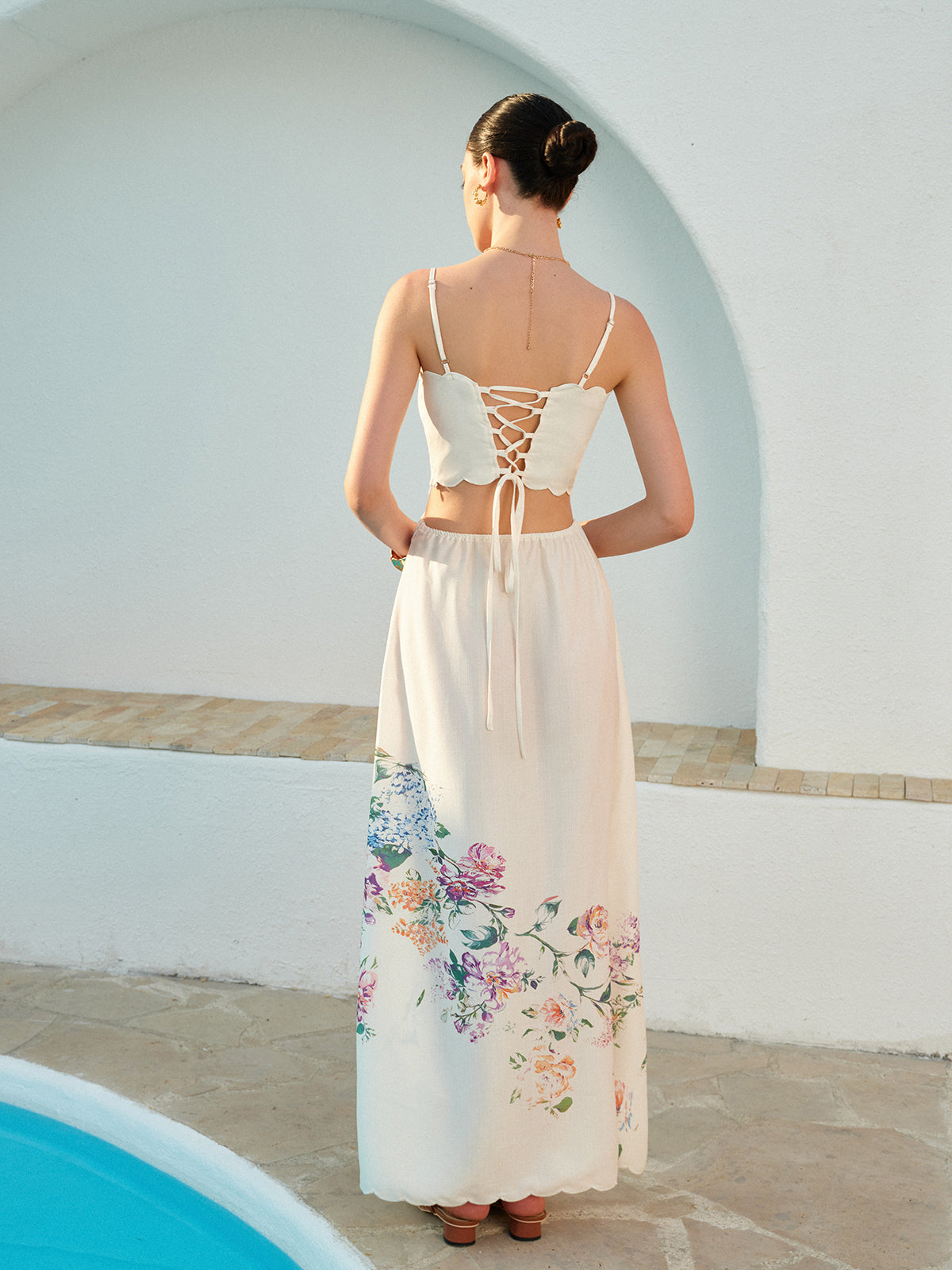 zomerse maxi jurk met bloemenprint en open rug
