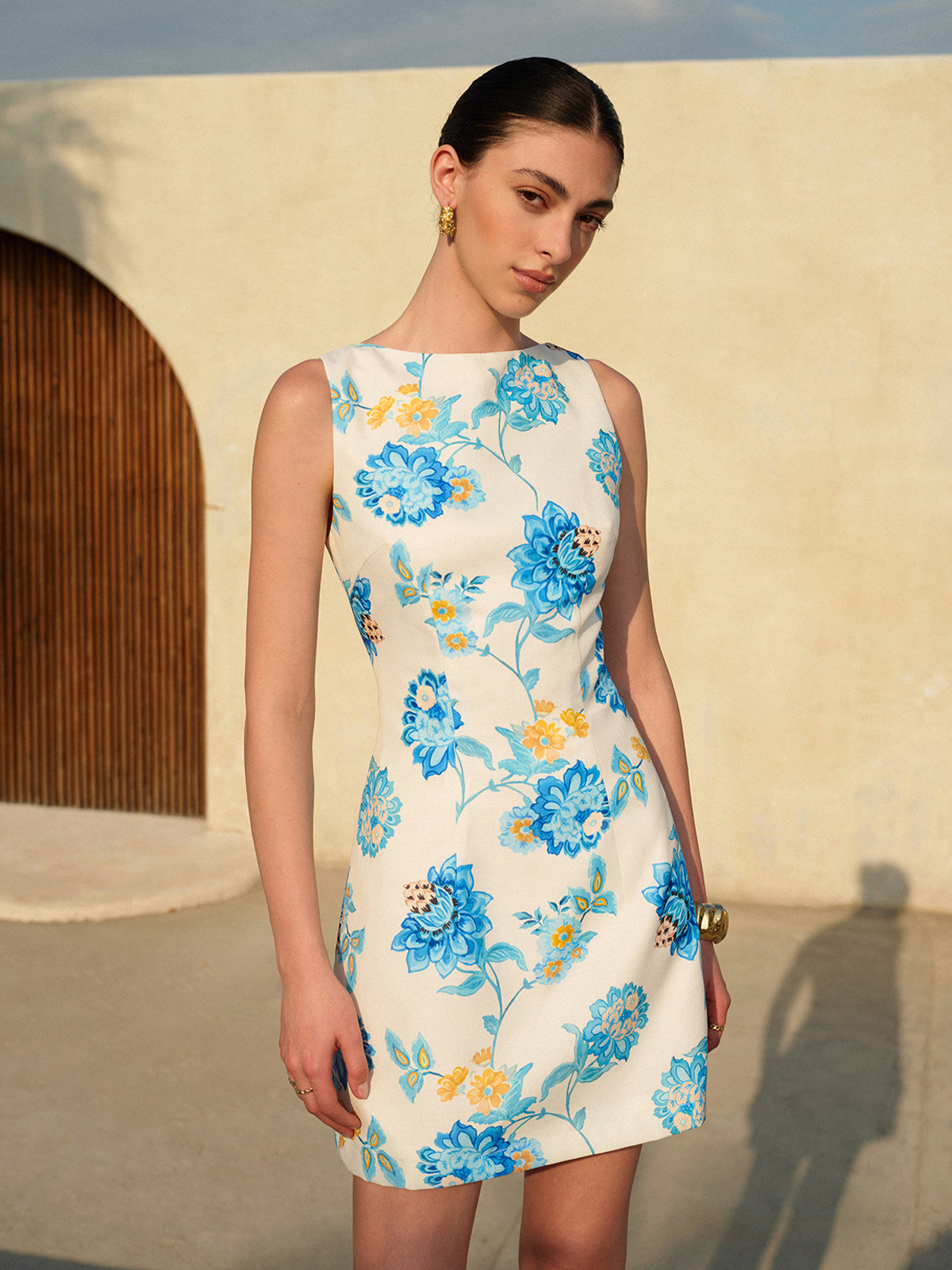 vrouwelijke jurk met bloemenprint
