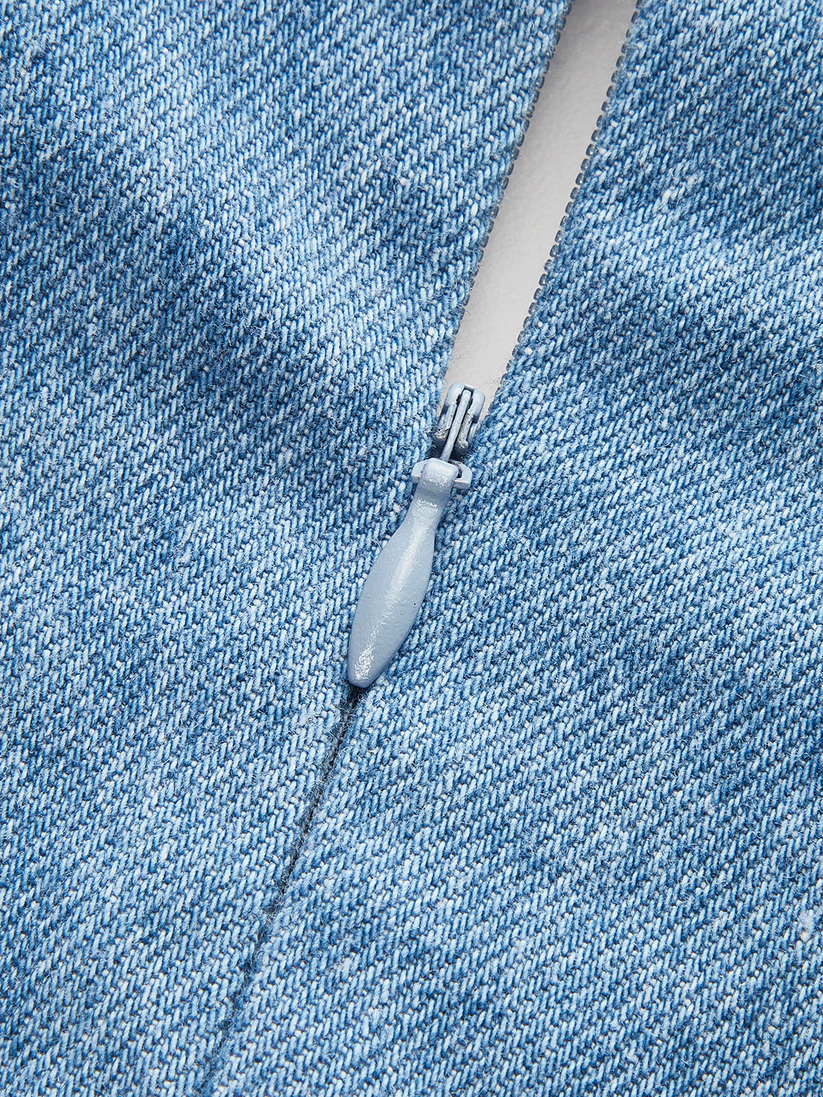 close-up gespdetails op halterjurk
