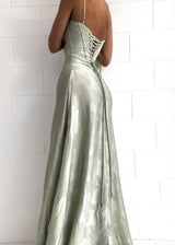 Liquid satin jurk met cowl neck en elegante uitstraling
