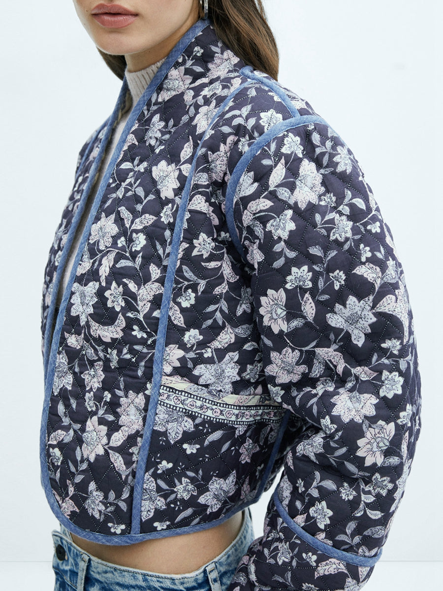 Fleur Quilted Jacke dunkle florale Seite getragen
