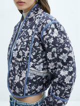 Fleur Quilted Jacke dunkle florale Seite getragen
