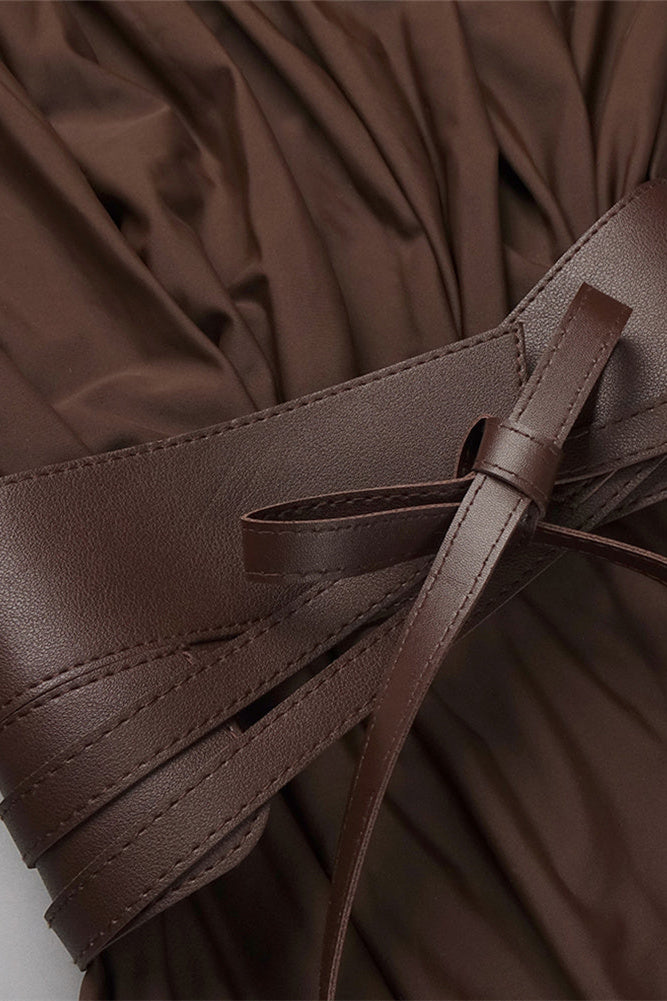 Detail des breiten Taillenbands in Braun