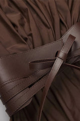 Detail des breiten Taillenbands in Braun