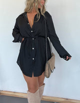 sexy satijnen outfit met kant en knopen

