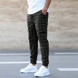lichtblauwe geruite joggingbroek heren streetwear, licht denim kleur joggingbroek slim fit met ruitmotief, zwarte geruite joggingbroek heren casual, zwarte joggingbroek met wit ruitpatroon mannen, donkerblauwe joggingbroek met ruit herenmode, navy geruite broek voor mannen met sneakers, beige joggingbroek met ruit mannen zomer, lichte kaki joggingbroek heren ruit casual stijl, beige geruite broek mannen streetwear
