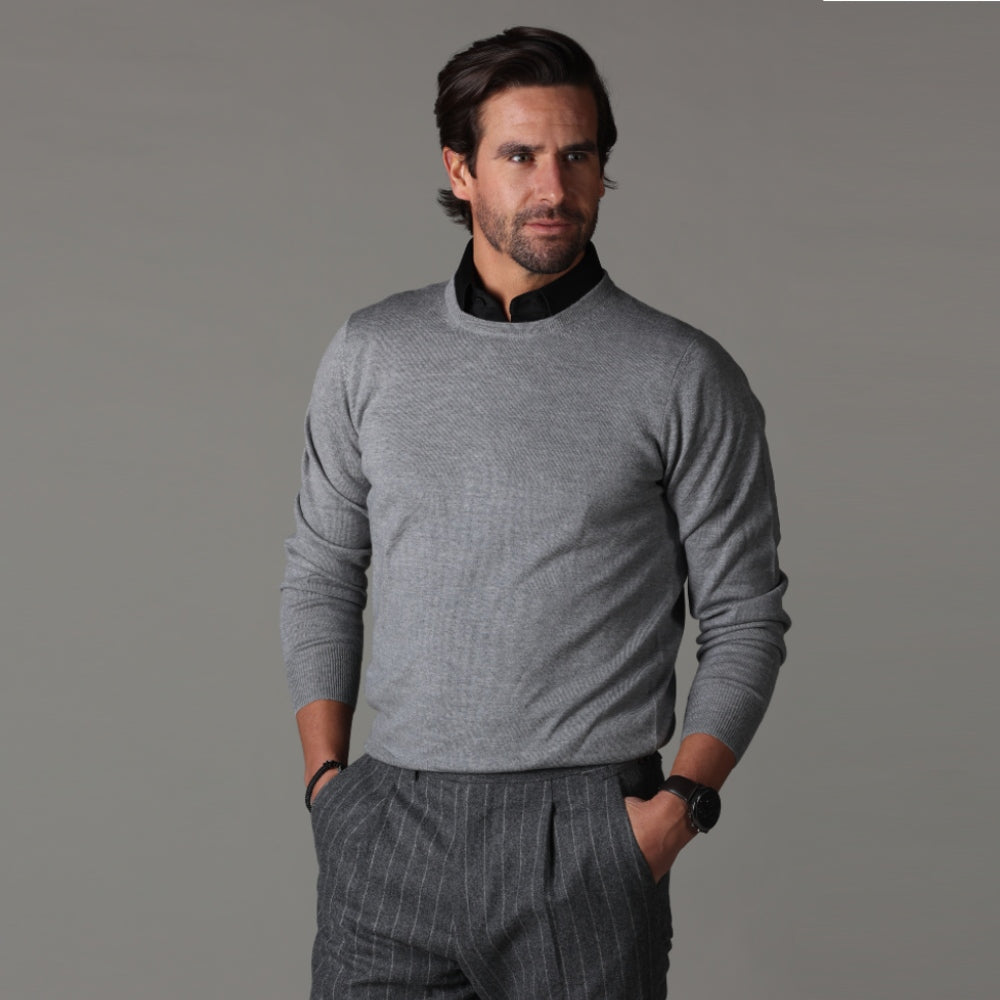 Grijze longsleeve polo outfit voor mannen
