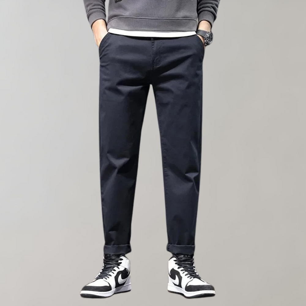 donkerblauwe chino broek voor heren met slim fit pasvorm,
