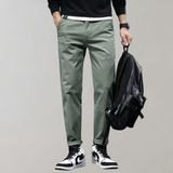legergroene chino broek gecombineerd met rugzak en sneakers,

