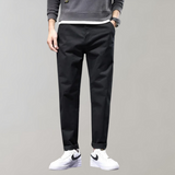 zwarte slim fit chino broek met casual sneakers,
