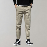 beige chino broek met minimalistisch design,
