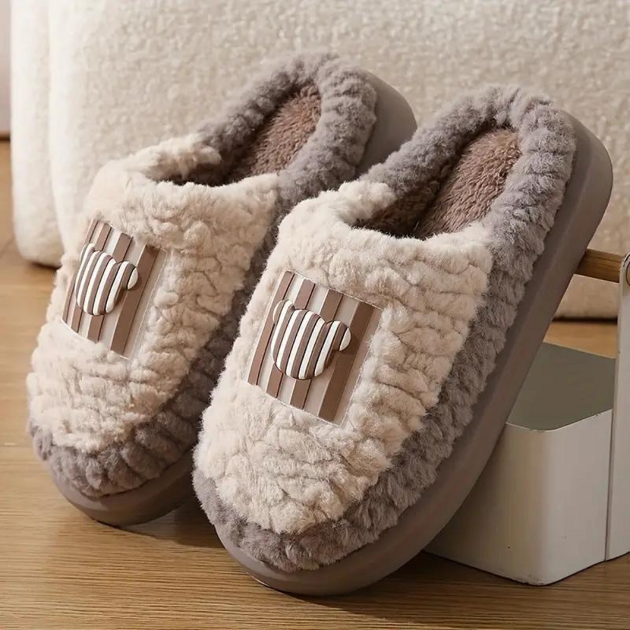 Antonio Elegante Pantoffels in koffie met pluche voering en vrolijk design, ideaal voor warme voeten.