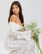 off-shoulder kanten maxi jurk ivoorwit, elegante bruidsjurk met kant en ruches, romantische maxi jurk met lange mouwen, witte gala jurk kantdetails, Celestine Grace off-shoulder jurk
