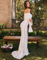off-shoulder kanten maxi jurk ivoorwit, elegante bruidsjurk met kant en ruches, romantische maxi jurk met lange mouwen, witte gala jurk kantdetails, Celestine Grace off-shoulder jurk
