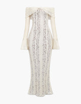 off-shoulder kanten maxi jurk ivoorwit, elegante bruidsjurk met kant en ruches, romantische maxi jurk met lange mouwen, witte gala jurk kantdetails, Celestine Grace off-shoulder jurk
