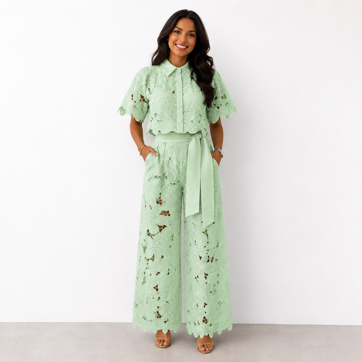 Talaine Marlene Zweiteiler-Set mit zarter Blumenspitze in Grün, cropped Bluse und weite Hose