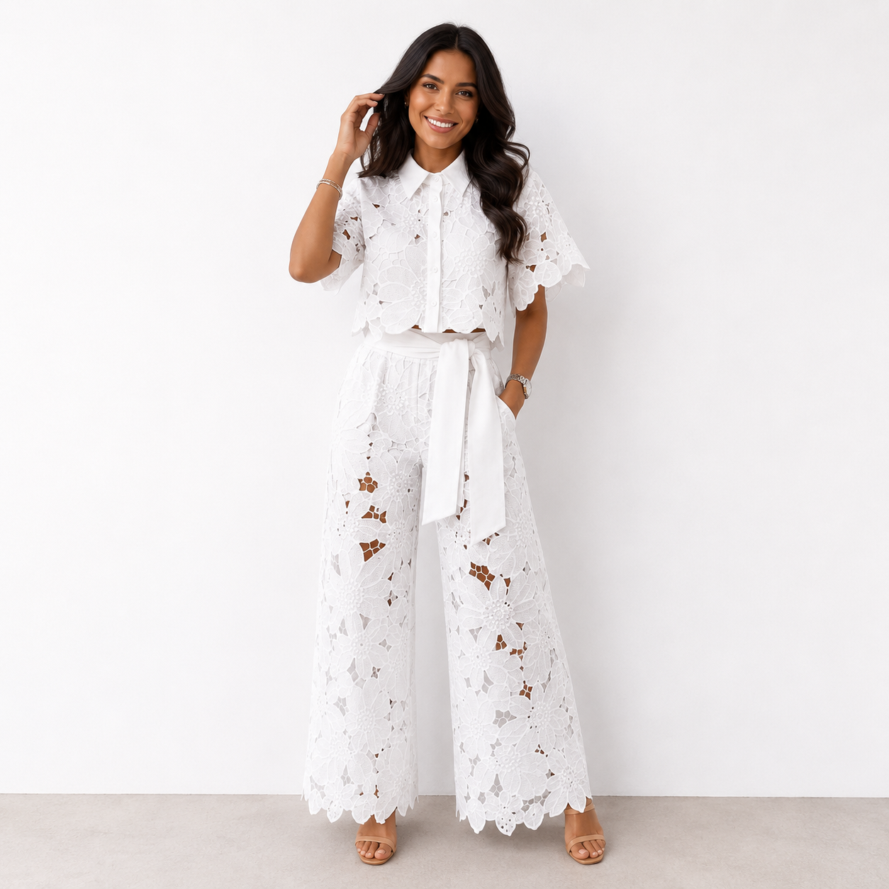 Marlene Blumenspitze Co-ord Set in Weiß von Talaine, elegante Bluse mit weiter Hose