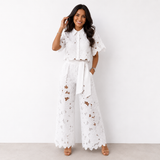 Marlene Blumenspitze Co-ord Set in Weiß von Talaine, elegante Bluse mit weiter Hose