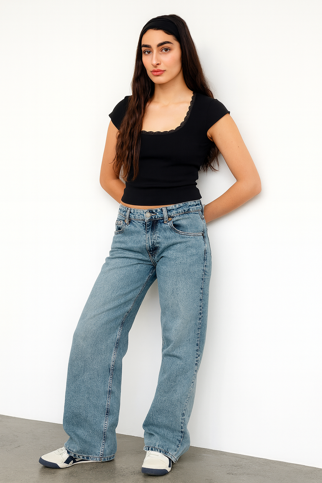 amen mid waist wide-leg jeans in hellblau kombiniert mit schwarzem top