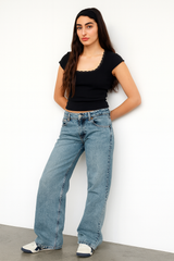 amen mid waist wide-leg jeans in hellblau kombiniert mit schwarzem top