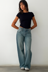 amen mid waist wide-leg jeans in hellblau kombiniert mit schwarzem top