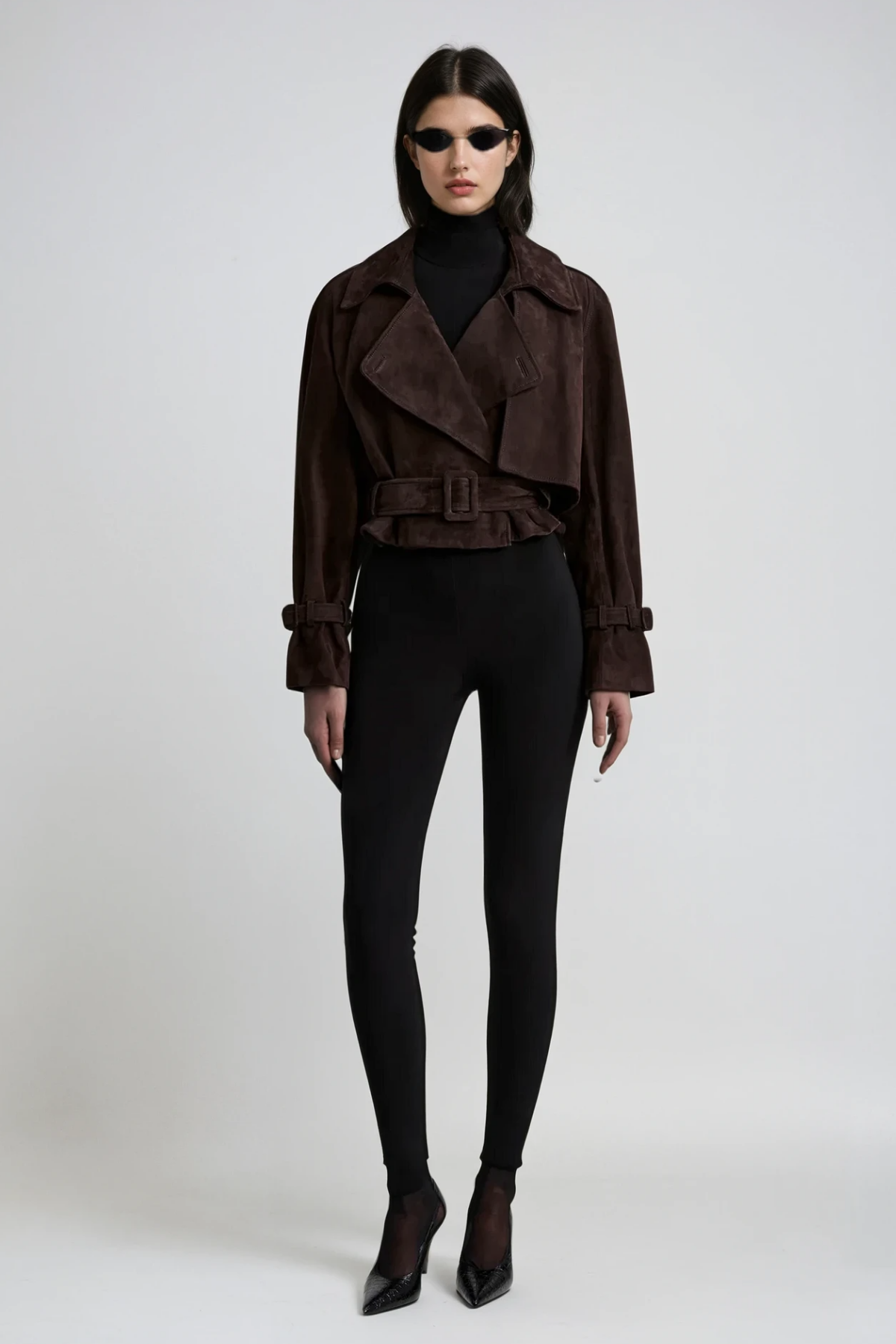 Dunkelbraune Suede-Look Jacke – Modell in kompletter City-Look
