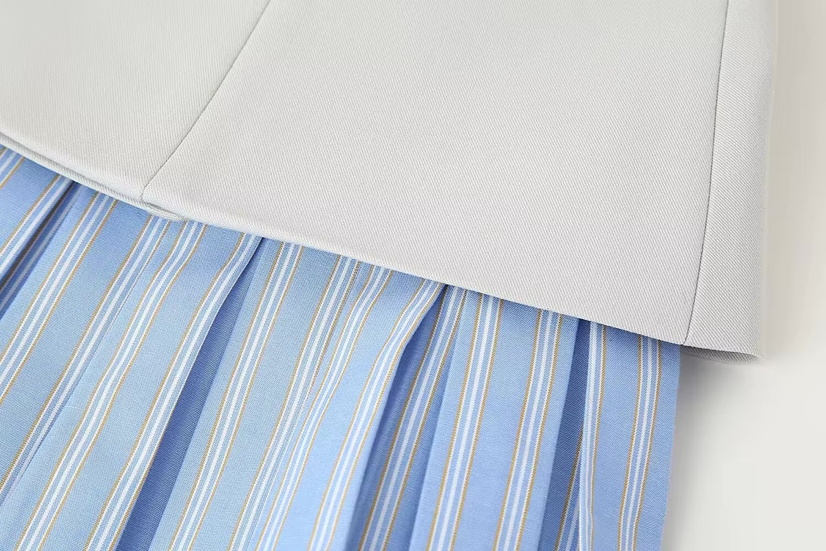 Colette Pleated Dress – Luxe jurkje met knopen en contrasterende stof