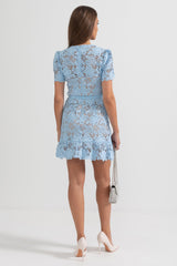 korte zomerjurk met luxe details
