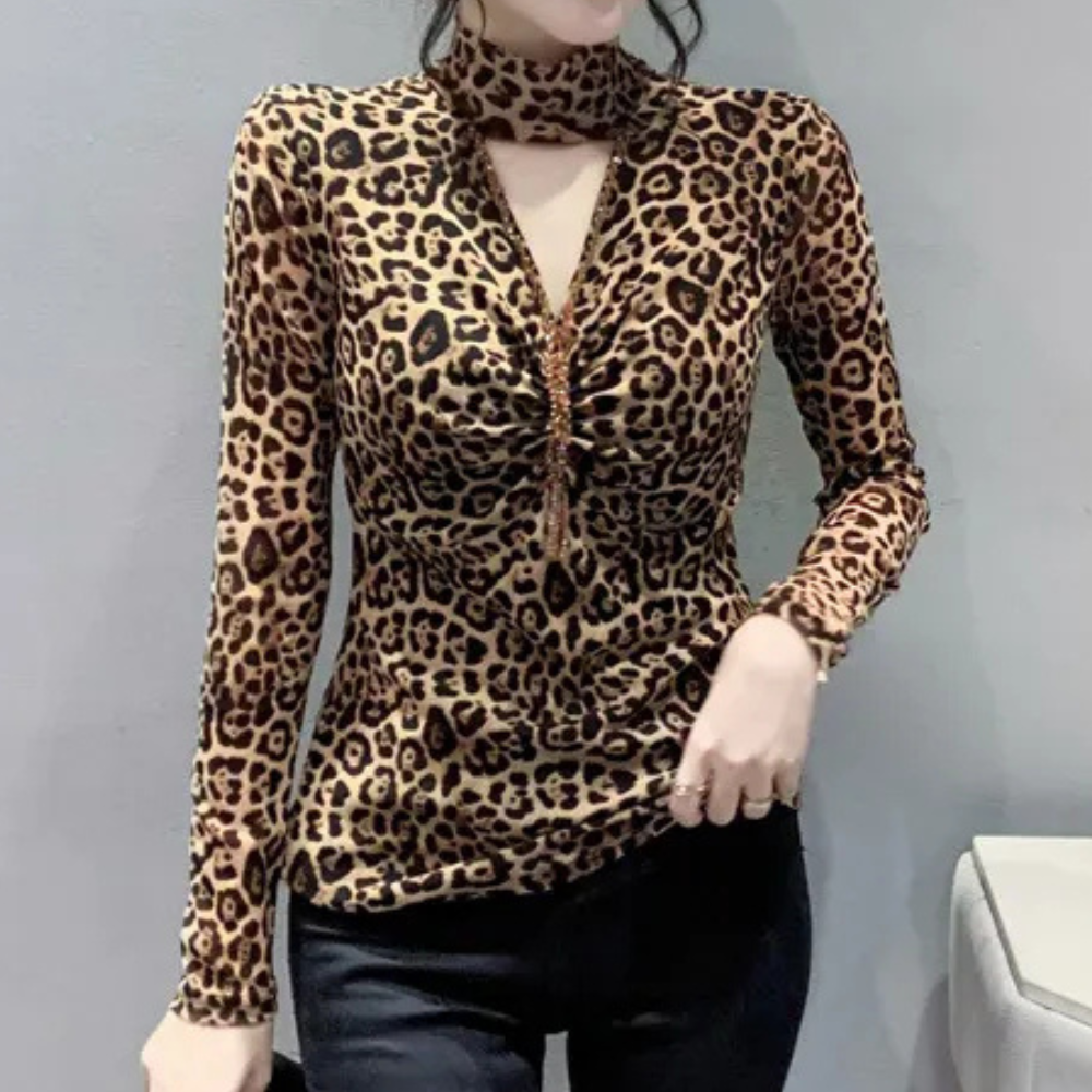 Model draagt aansluitende mesh top met luipaardprint en choker
