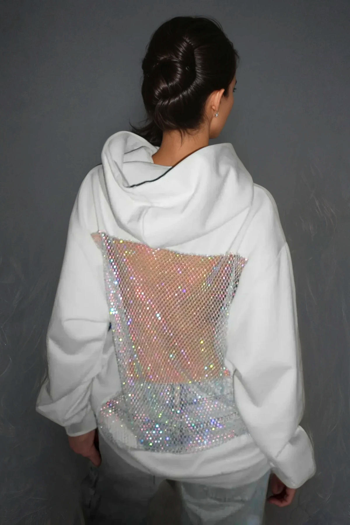 Weißer Zamira Glitter Mesh Hoodie mit glitzerndem Mesh-Rückenpanel Vorderansicht
