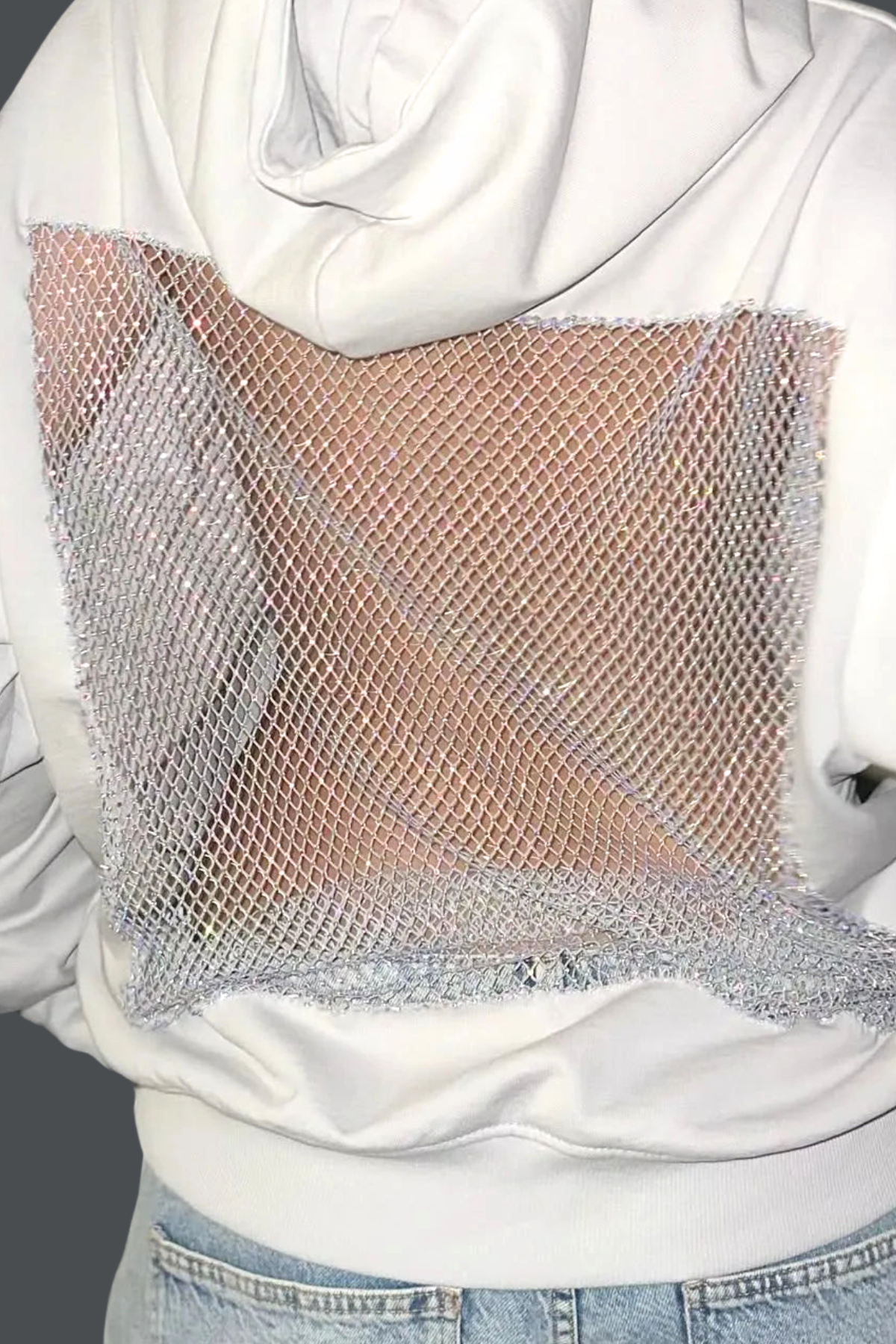 Weißer Oversize Hoodie Zamira mit offenem Rücken und glänzendem Mesh