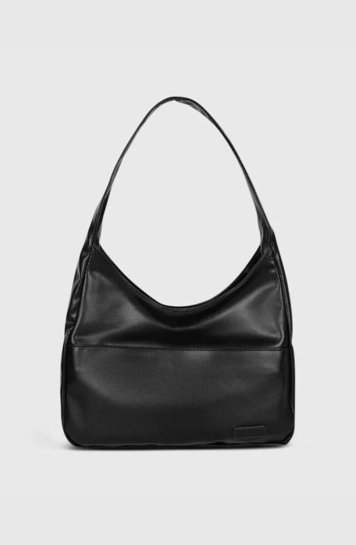 Evelyn Grace Schoudertas in klassiek zwart met elegante magneetsluiting.