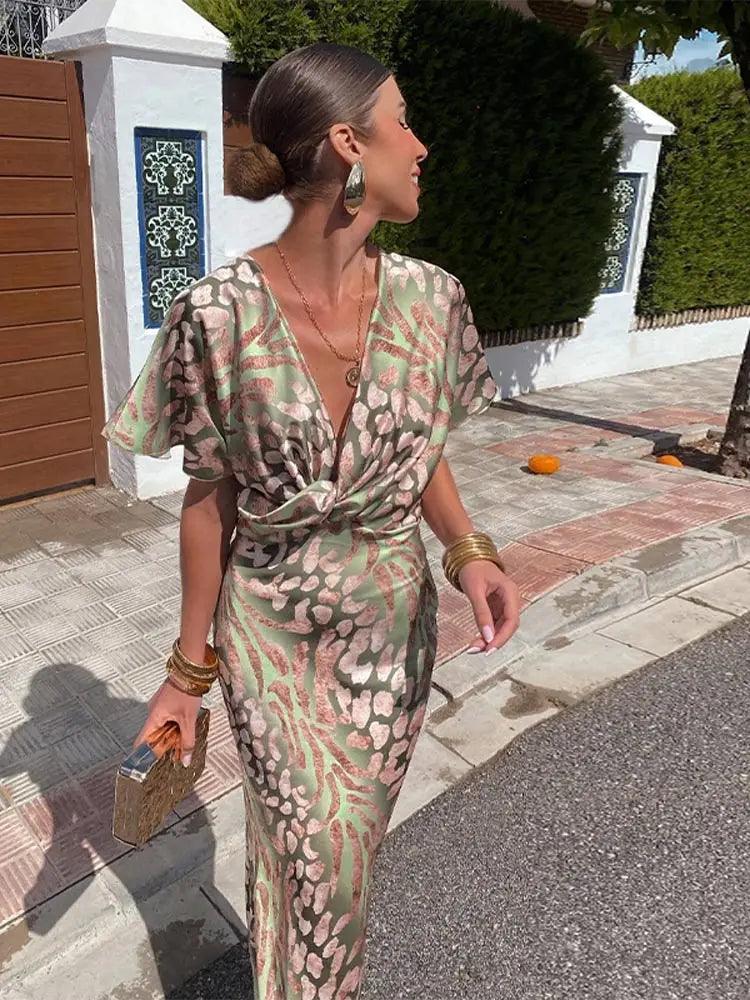 Florielle – Midi-Kleid mit Kurzarm und fließendem Faltenwurf, frontale Ansicht