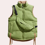 Bodywarmer in groen met afneembaar tasje, verstelbare trekkoorden en ademend materiaal. Warm, stijlvol en functioneel.