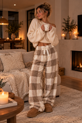 Kuschelige Fleece-Pyjamahose mit Karomuster am Kamin