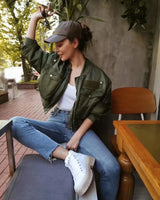 Streetstyle Outfit mit olivgrüner Bomberjacke