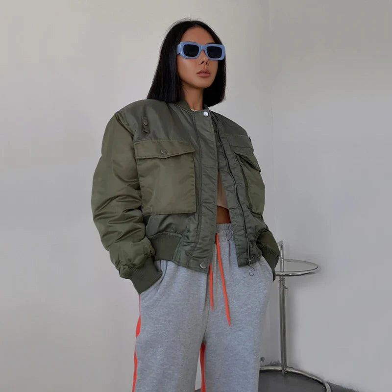 Frau trägt olivgrüne Bomberjacke im Oversized-Stil