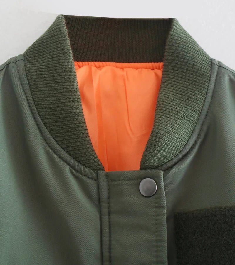 Olivgrüne Bomberjacke mit orangem Innenfutter