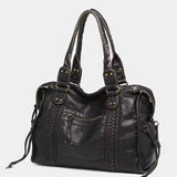 zwarte vintage schoudertas van PU leer met metalen details en dubbele handgrepen
