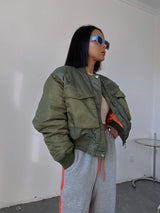 Utility Bomberjacke in Olivgrün mit Taschen vorne
