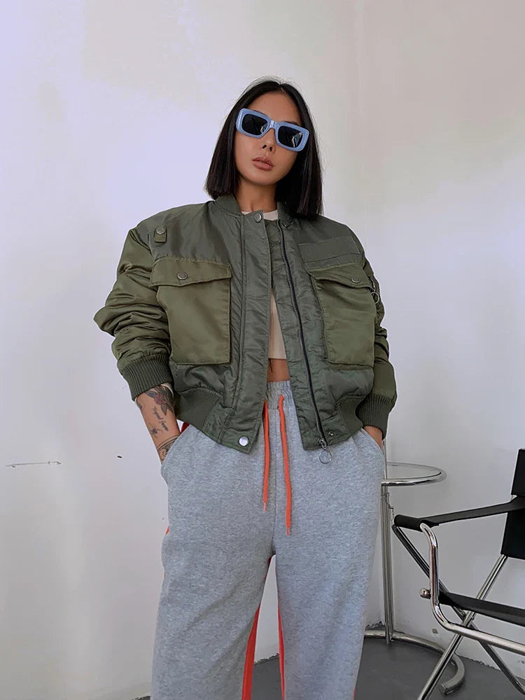 Frau trägt olivgrüne Bomberjacke im Oversized-Stil