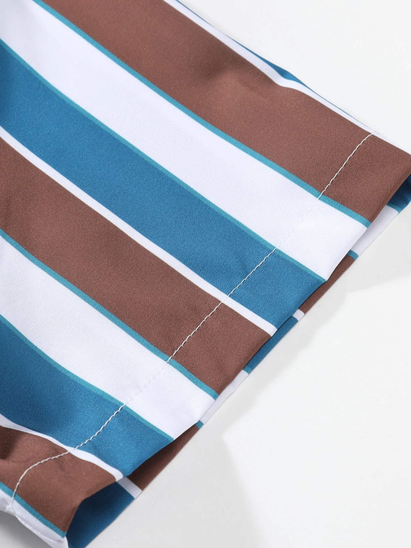 stofdetails gestreept zomerhemd
