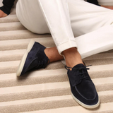 navy suède loafers heren met witte zool en casual outfit