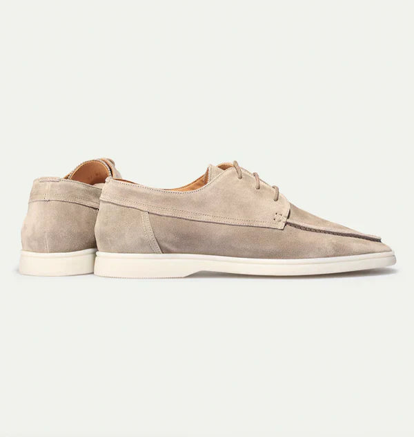 mix van beige en navy heren instappers op effen achtergrond