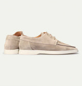 mix van beige en navy heren instappers op effen achtergrond