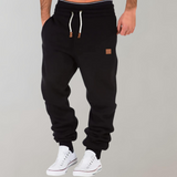 Zwarte Jaxon fleece jogger met witte sneakers

