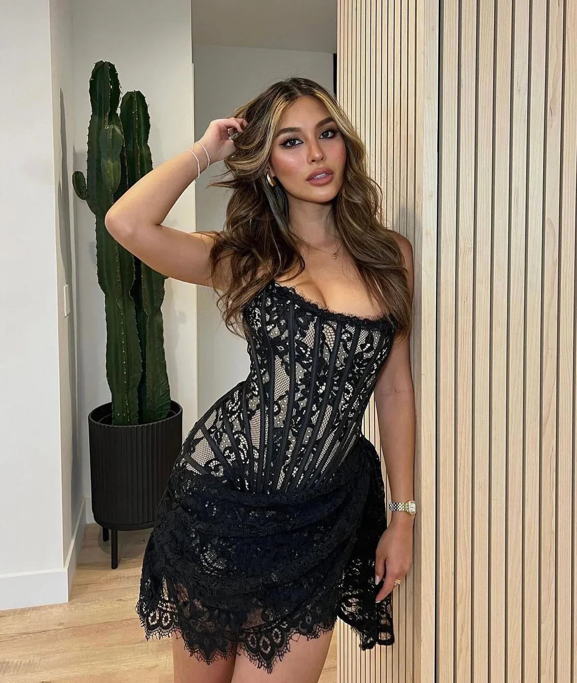 Vivienne Spitzen-Minikleid in Schwarz – Frontansicht mit Korsett und Spitzen-Saum