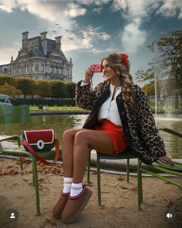 Oversized Leo-Coat im Sitzen, detailreiche Vorderseite
