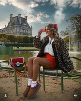 Oversized Leo-Coat im Sitzen, detailreiche Vorderseite
